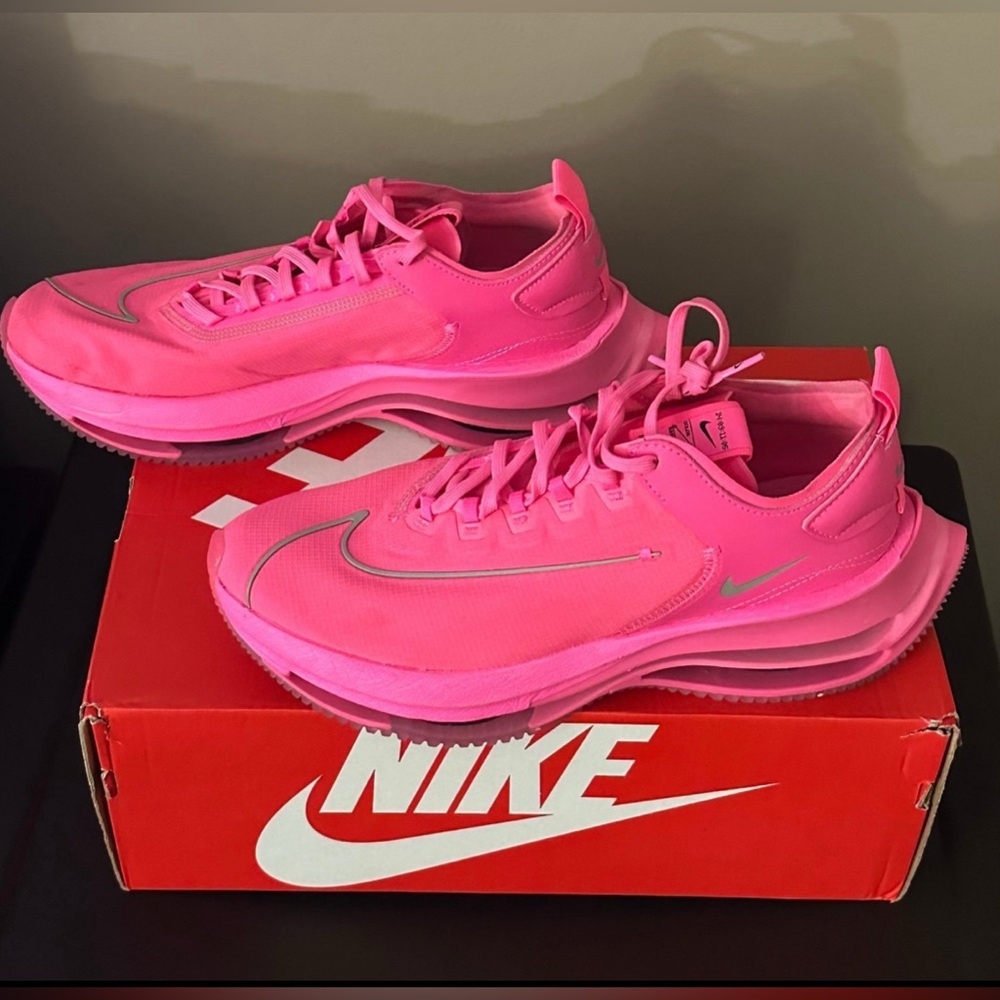 HOT PINK Women’s Nike Zoom Shoes in size 10